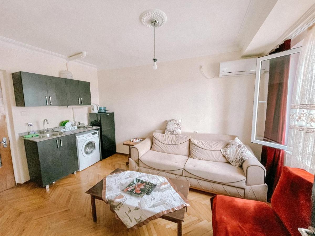 Naira Apartment Batumi Bagian luar foto